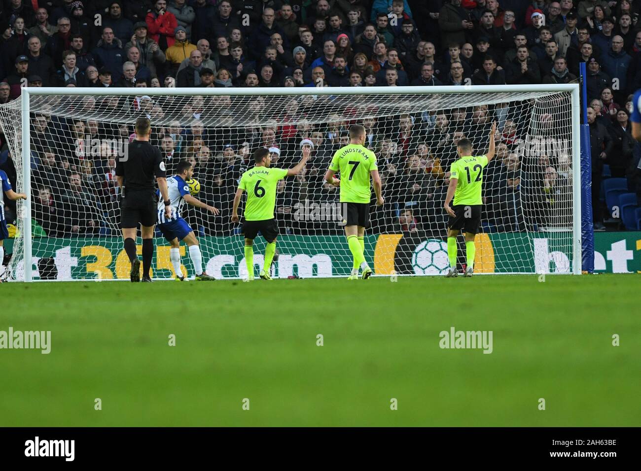 21 décembre 2019, American Express Community Stadium, Brighton et Hove, Angleterre, Premier League, Brighton et Hove Albion v Sheffield United:Neal Maupay (7) de Brighton & Hove Albion FC a la balle dans le filet mais off side Crédit : Phil Westlake/News Images Banque D'Images