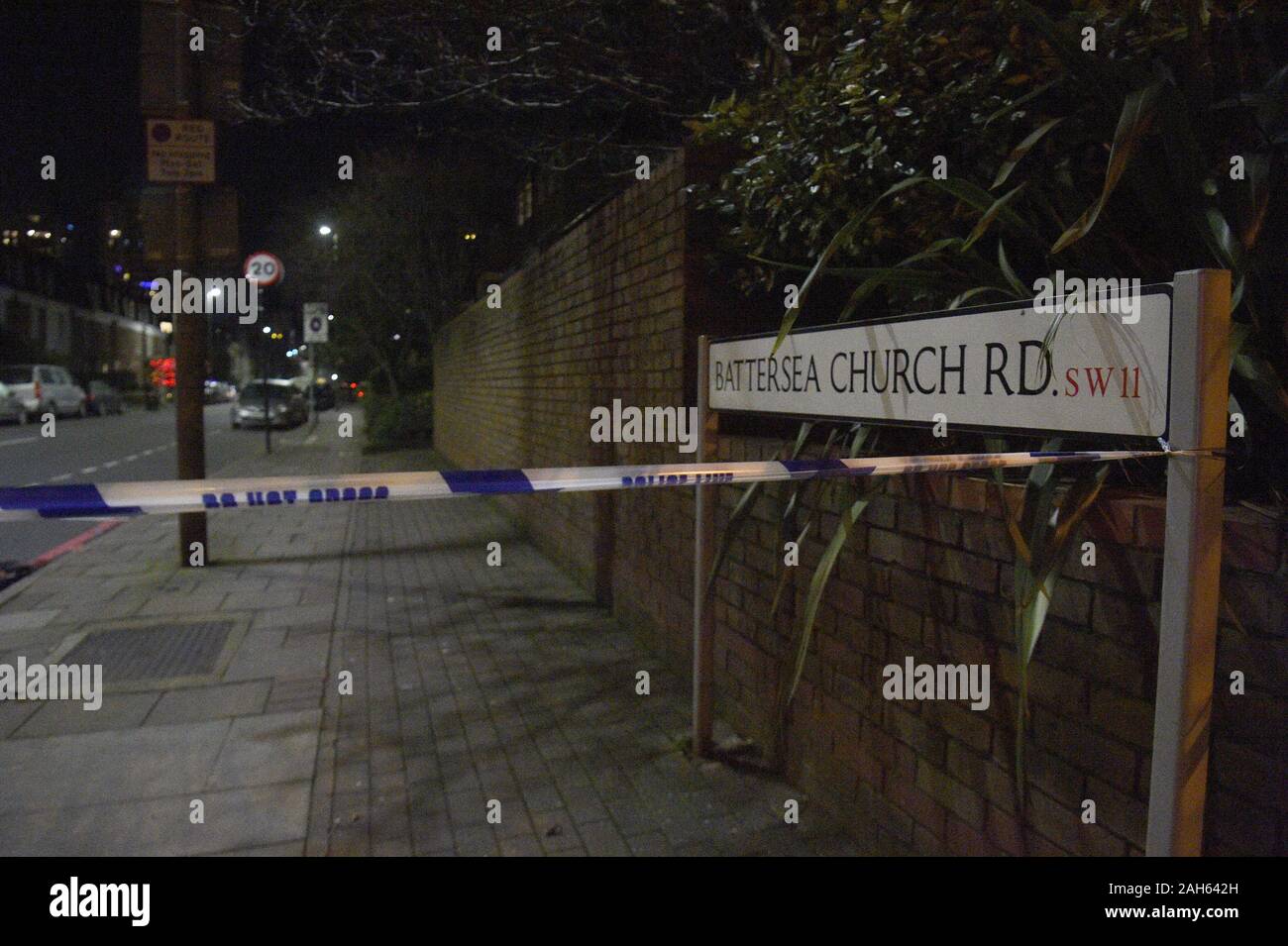 La présence policière dans Battersea Church Road, Londres du sud à la suite d'un incident où un homme a été abattu mardi. Banque D'Images