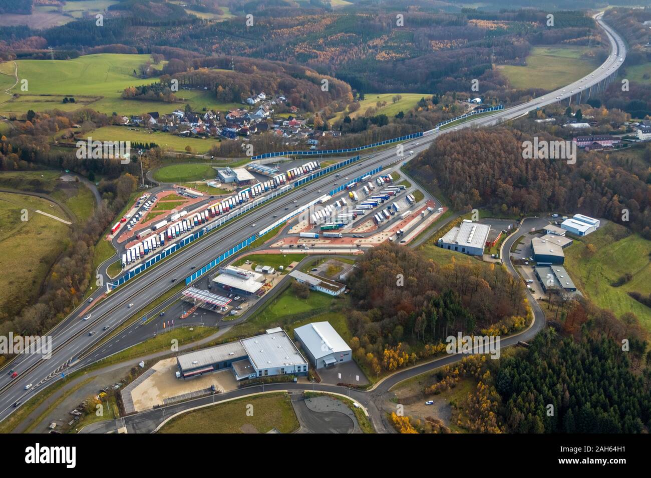 Photographie aérienne, l'autoroute A45, autoroute aire de repos, aire de repos Ouest Sauerland Sauerland est, places de parking pour camions, Lüdenscheid, Märkischer Kreis, Banque D'Images