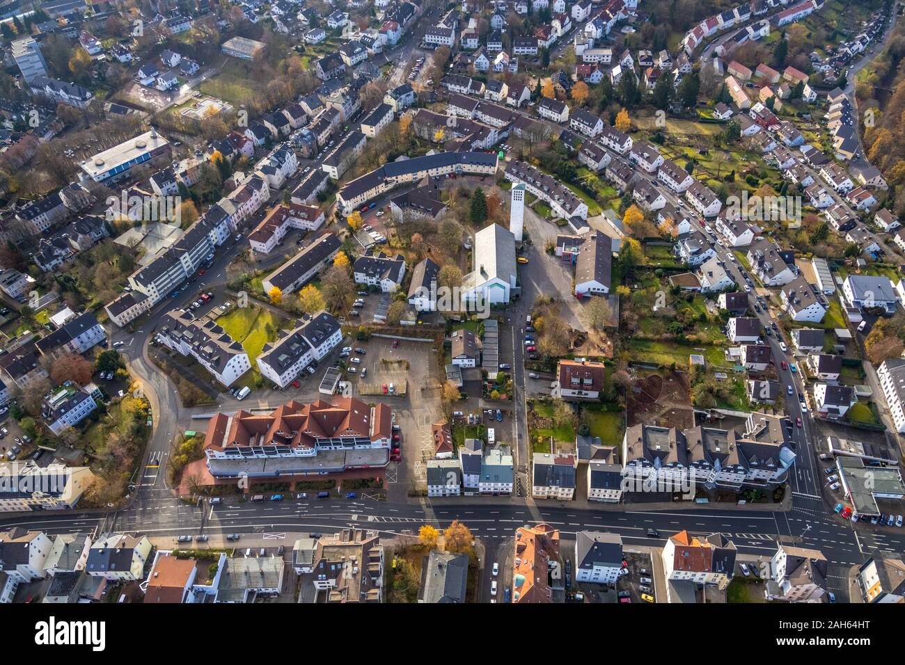 Photographie aérienne, quartier résidentiel, Maria Königin église, Schättekopf, Maria Königin maternelles, Lüdenscheid, Märkischer Kreis, Sauerland, Rh Nord Banque D'Images