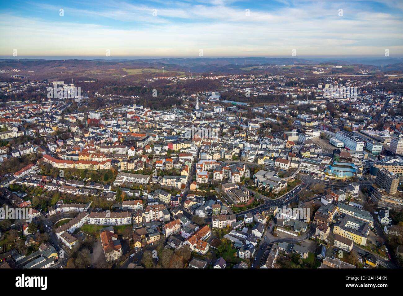 Vue aérienne, vue sur la ville, vue à distance, les bâtiments résidentiels et commerciaux, l'hôtel de ville de Lüdenscheid, PHÄNOMENTA, Lüdenscheid, Märkischer Kreis, Sauerlan Banque D'Images