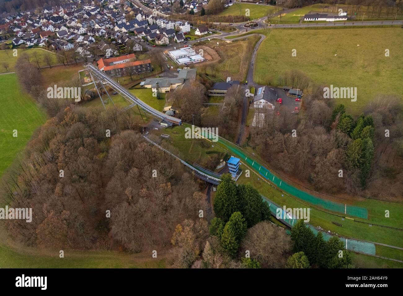 Vue aérienne, ski club Meinerzhagen, saut à ski hill, Lüdenscheid, Sauerland, Märkischer Kreis, Rhénanie du Nord-Westphalie, Allemagne, DE, l'Europe, les oiseaux-ey Banque D'Images