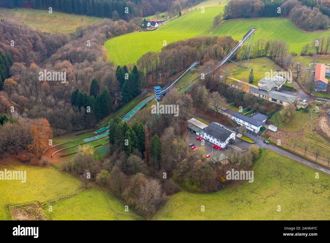 Vue aérienne, ski club Meinerzhagen, saut à ski hill, Lüdenscheid, Sauerland, Märkischer Kreis, Rhénanie du Nord-Westphalie, Allemagne, DE, l'Europe, les oiseaux-ey Banque D'Images