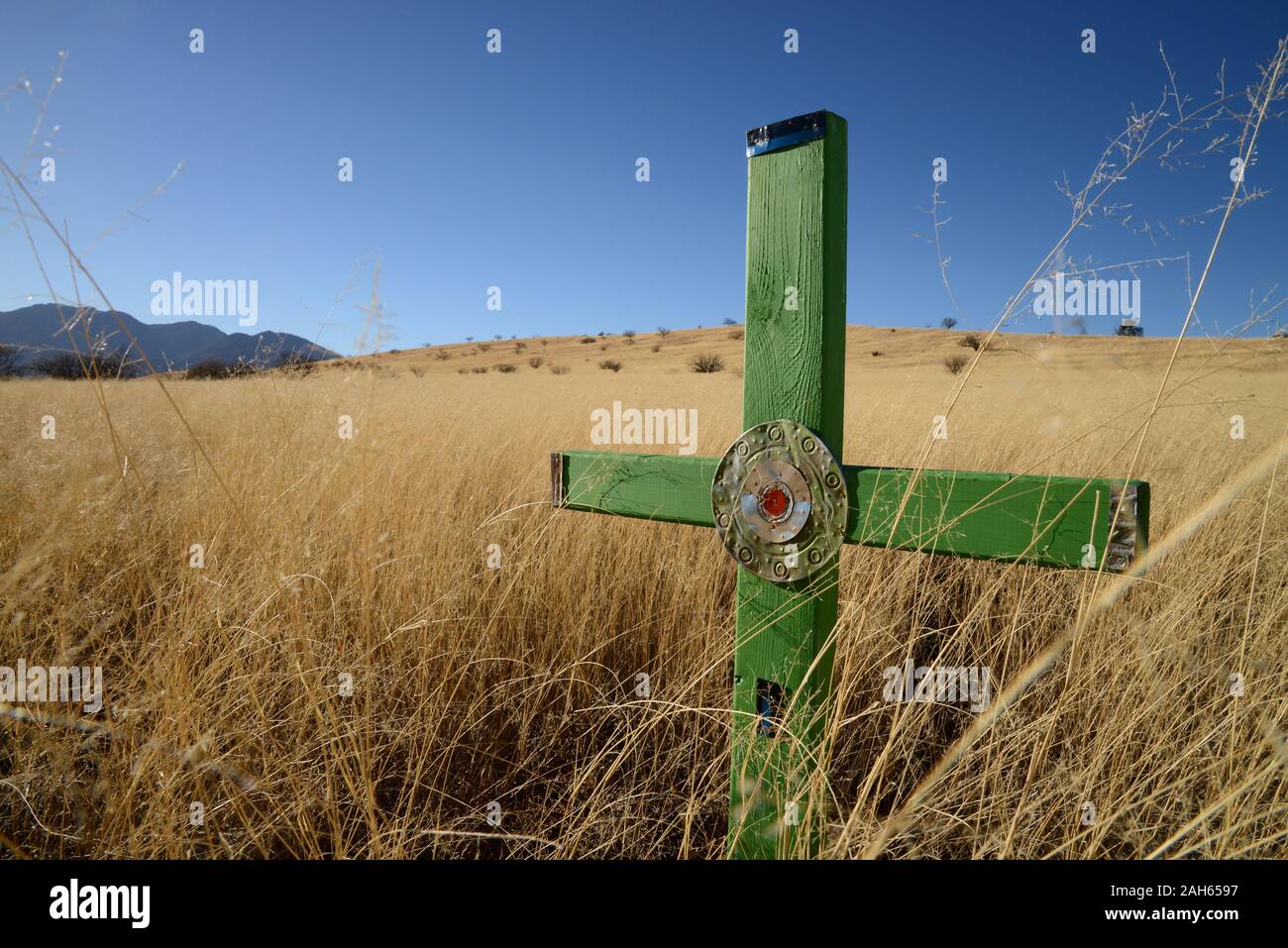 Une Croix du souvenir dans les prairies le long de Gardner Canyon Road, au nord de Sonoita, Arizona, USA.. Banque D'Images