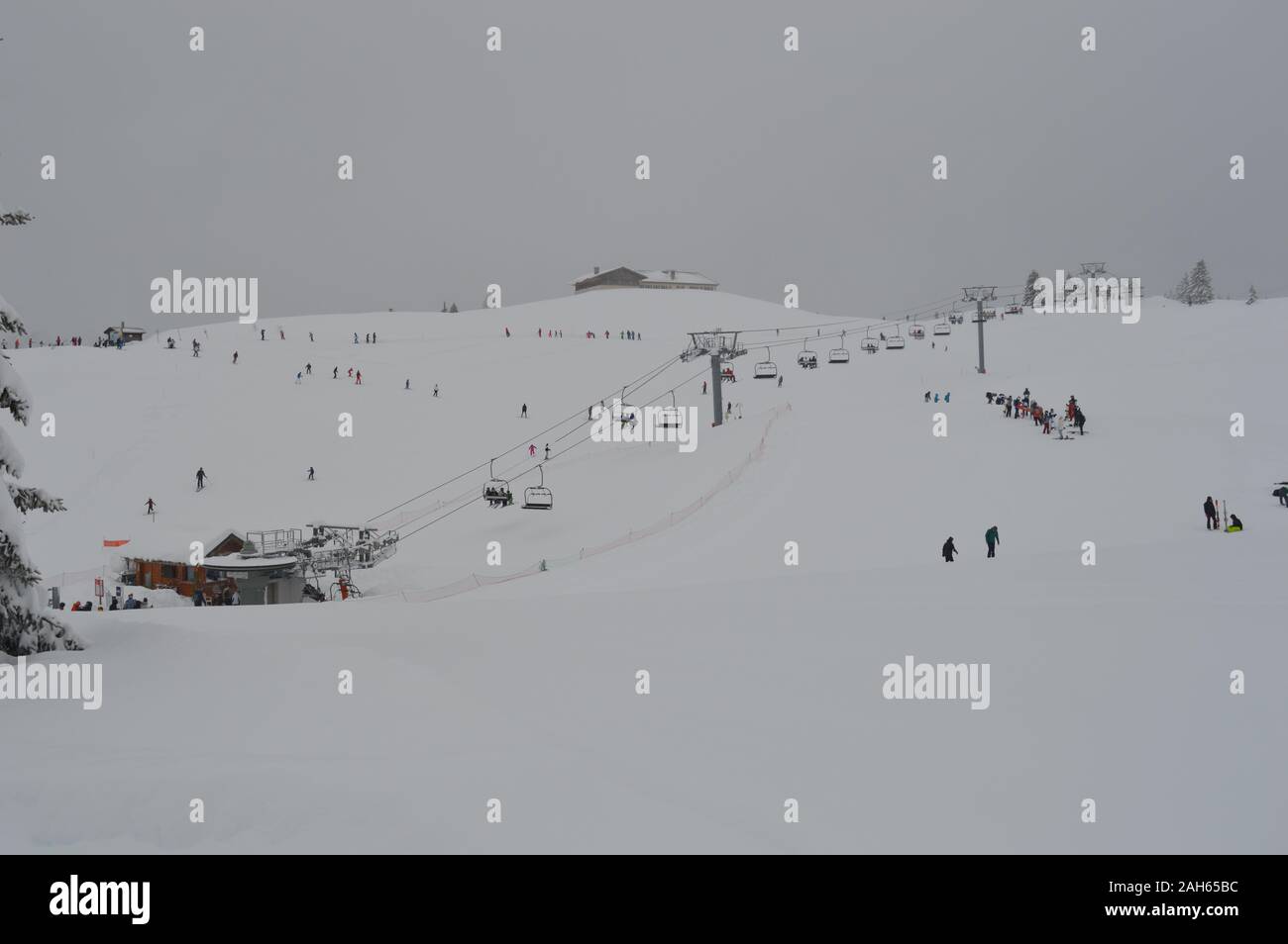 Chamonix, France. 23 décembre 2019. Skieurs et snowboardeurs en action au domaine de Balme, Mont blanc, Chamonix. Banque D'Images