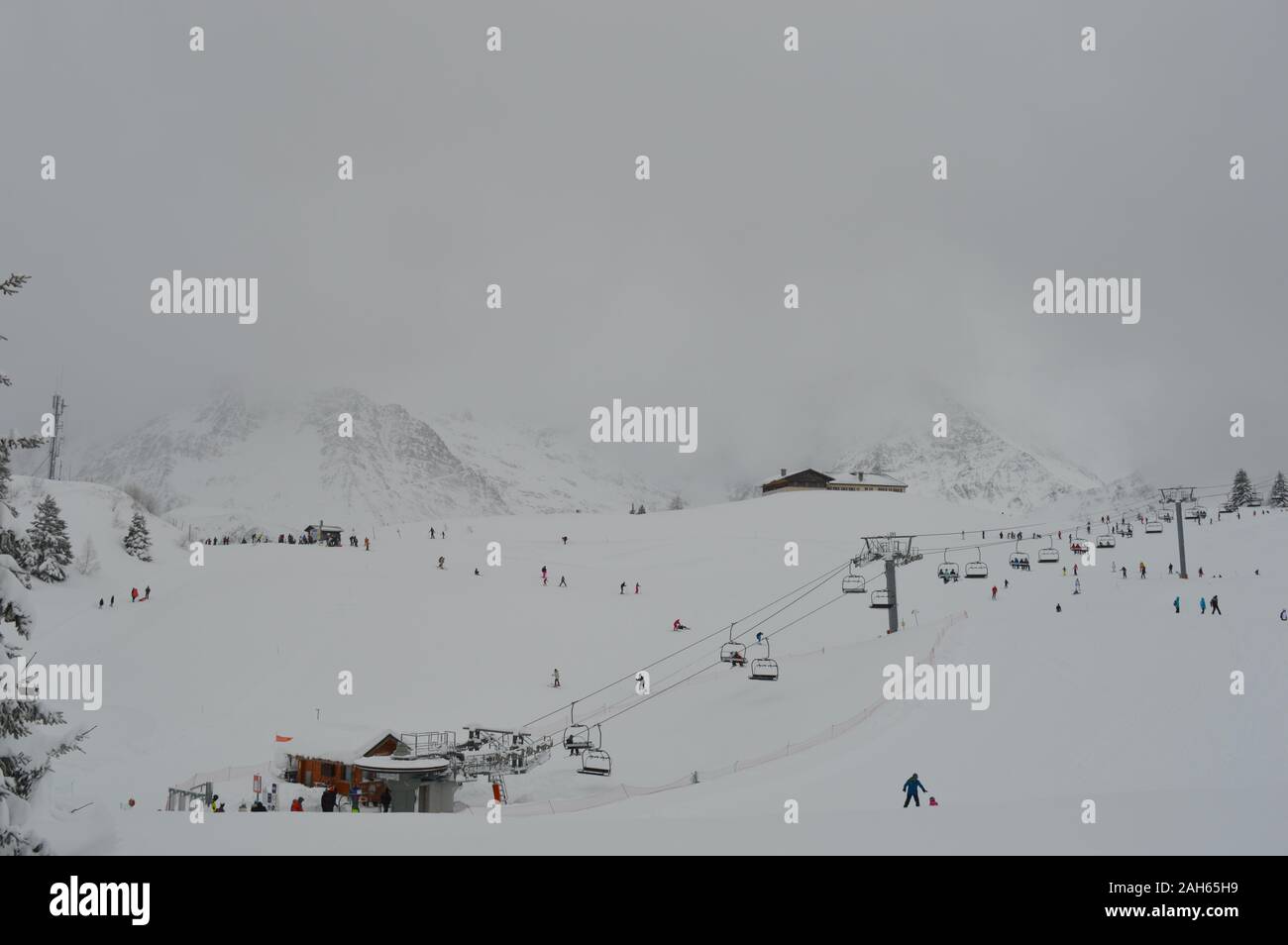 Chamonix, France. 23 décembre 2019. Skieurs et snowboardeurs en action au domaine de Balme, Mont blanc, Chamonix. Banque D'Images