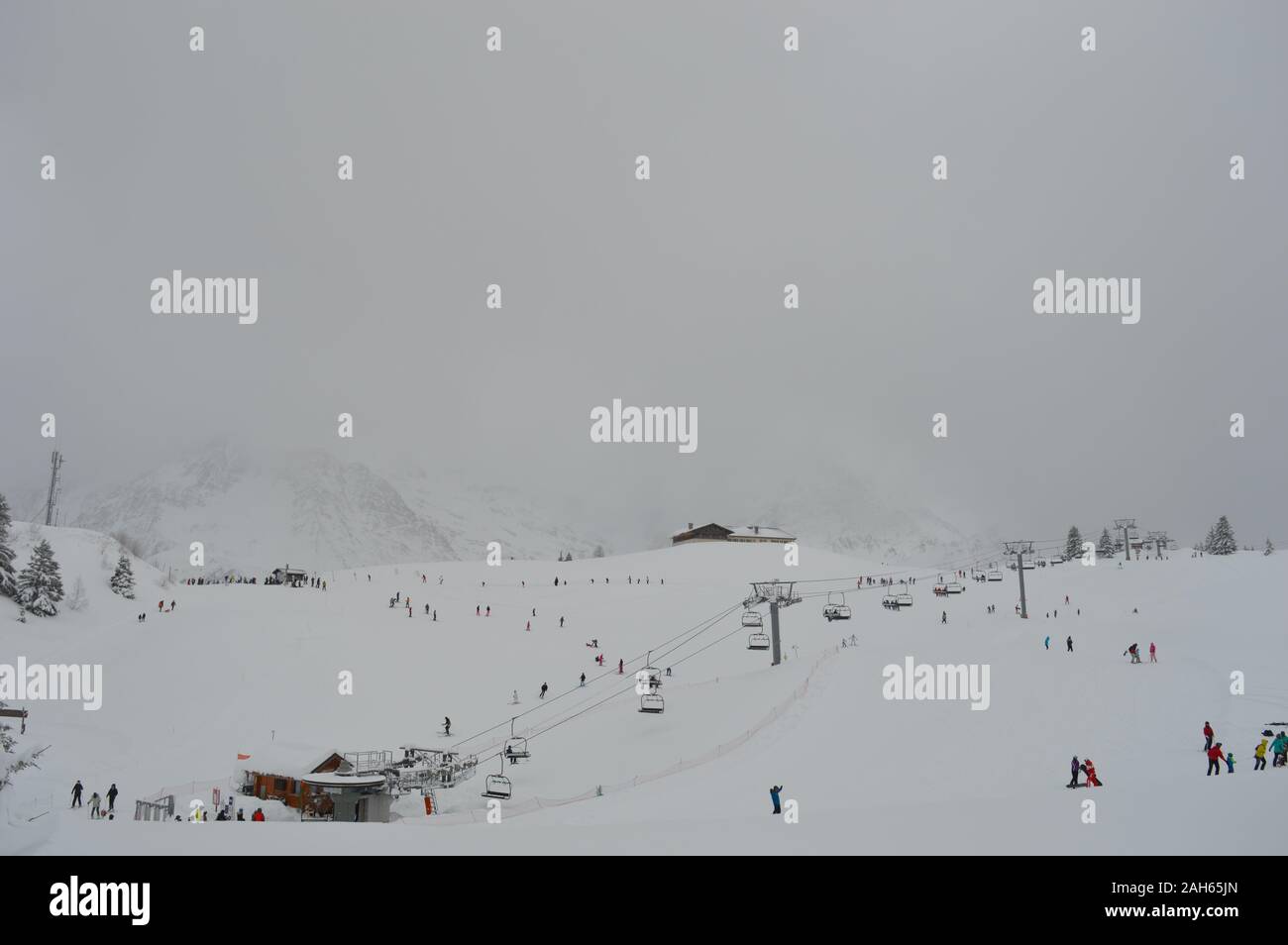 Chamonix, France. 23 décembre 2019. Skieurs et snowboardeurs en action au domaine de Balme, Mont blanc, Chamonix. Banque D'Images