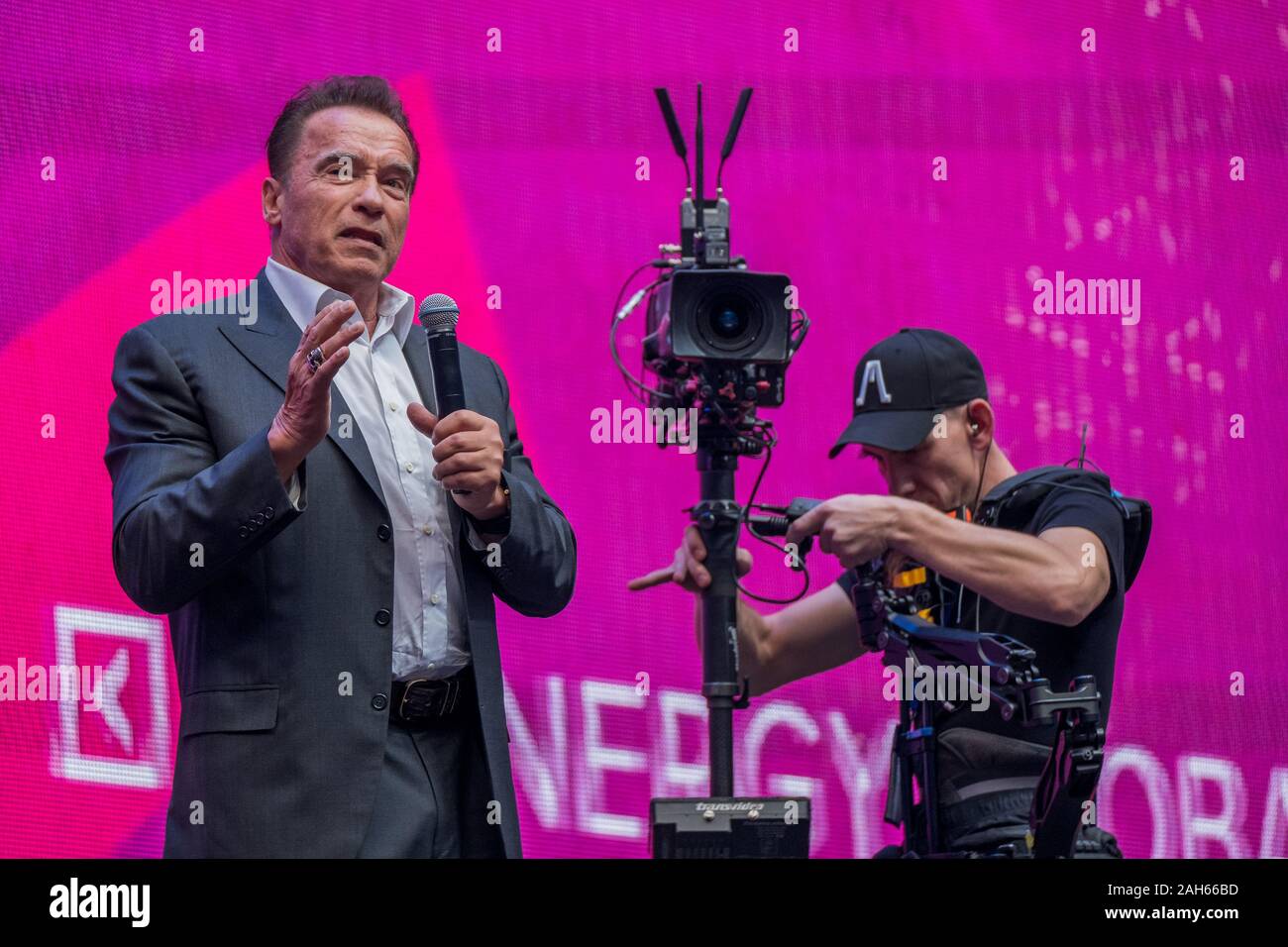 Arnold Schwarzenegger, célèbre acteur, homme politique et homme d'affaires, prend la parole à un forum des affaires Banque D'Images