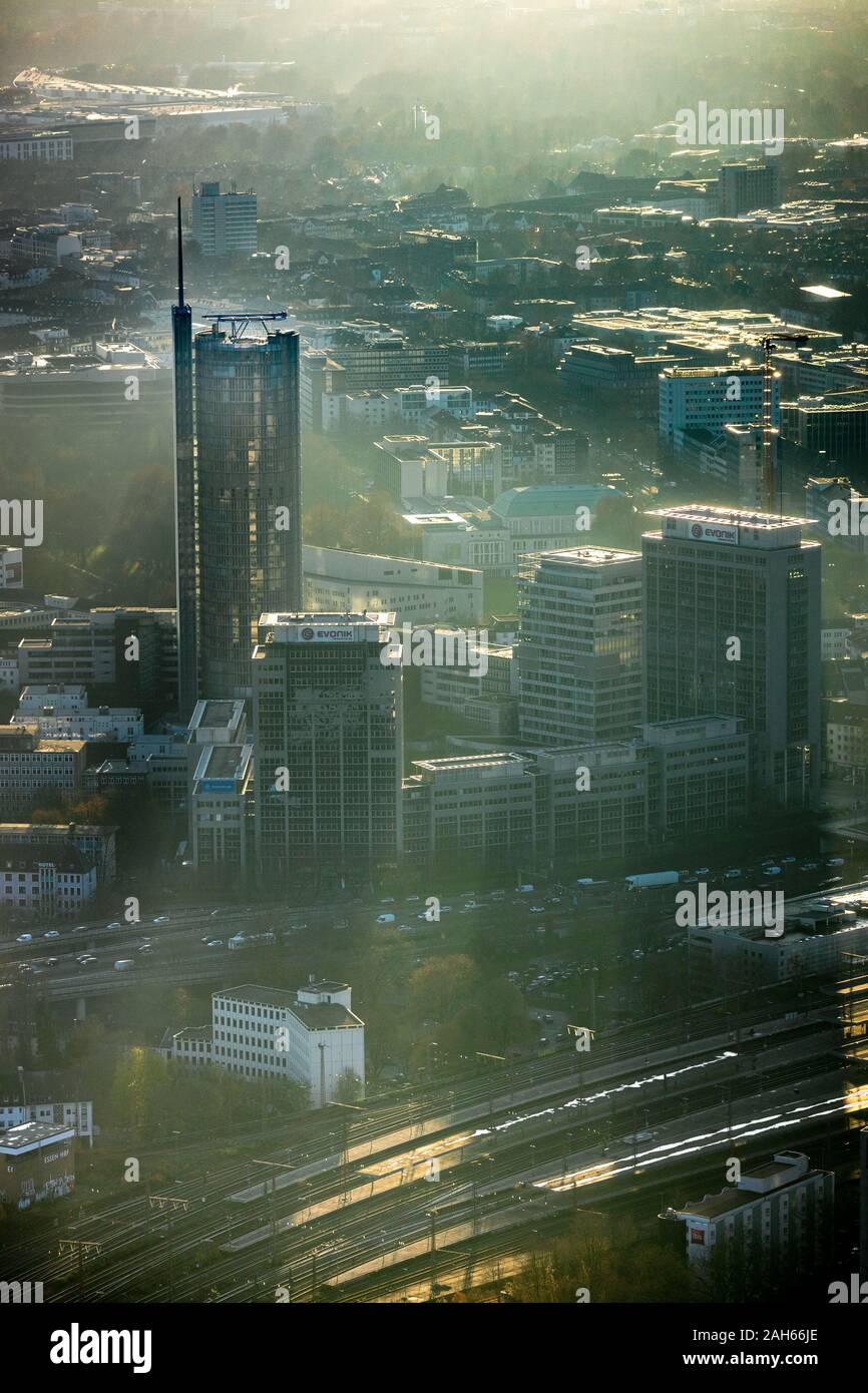 Photo aérienne, quartier des affaires rétroéclairé, EVONiK, RWE Tower, Essen, Essen, Ruhr, Rhénanie du Nord-Westphalie, Allemagne, de la gare, Banque D'Images