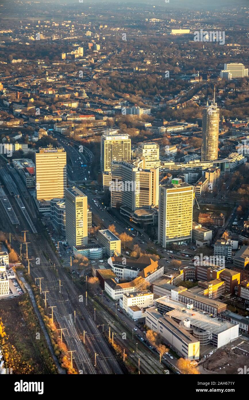 Photo aérienne intérieure, vue sur la ville, la tour de RWE, le quartier des affaires, de la gare centrale d'Essen, Essen, Ruhr, Rhénanie du Nord-Westphalie, Allemagne, de l'autoroute A40, s Banque D'Images