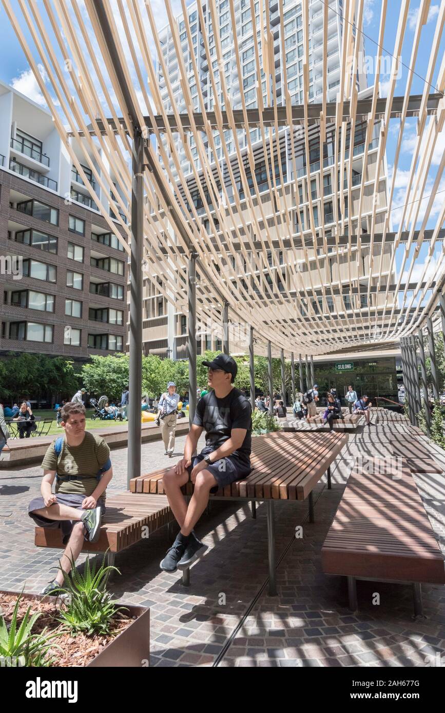 Le nouveau bâtiment change dans Darling Square, Sydney, Australie, conçu par l'entreprise architecural japonais Kengo Kuma est enveloppé dans 20km de bois Accoya Banque D'Images