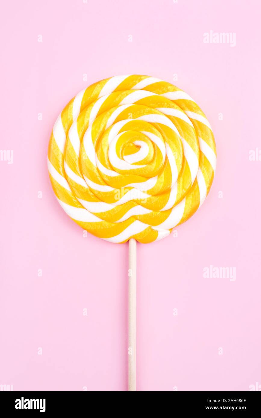 Sucette jaune en forme d'un cercle sur un fond rose Photo Stock - Alamy