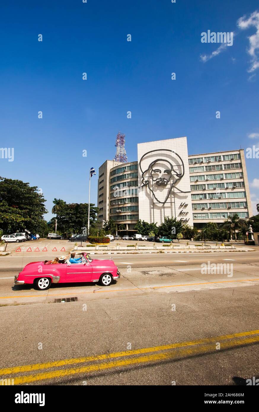 Camilo Cienfuegos ressemblance sur la façade de la le ministère de l'information, la place de la révolution, La Havane, Cuba Banque D'Images