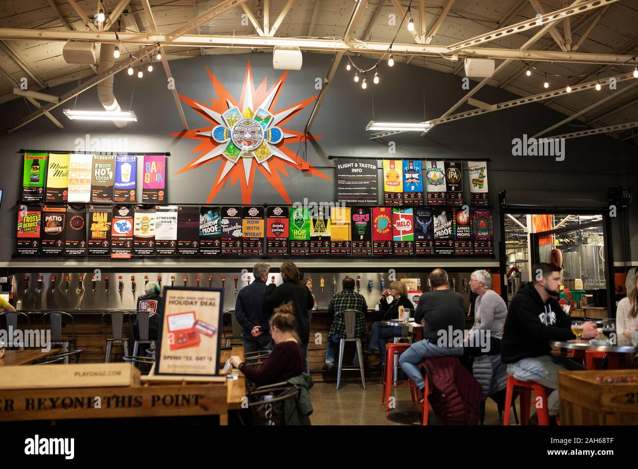 Le bar et comptoir à Roi Soleil Brewing sur North College Avenue, dans le centre d'Indianapolis, Indiana, USA. Banque D'Images