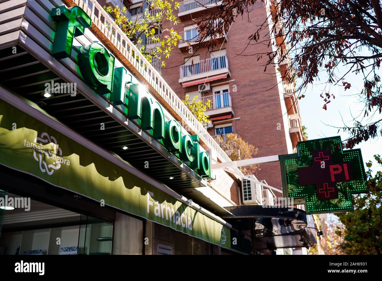 GRANADA, ESPAGNE - Décembre 24th, 2019. La façade de la pharmacie avec les enseignes lumineuses en Espagne. Banque D'Images