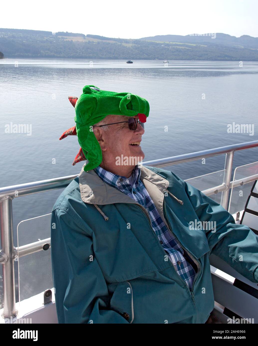 Les touristes de prendre des croisières sur le Loch Ness ont un peu de plaisir de porter des chapeaux, Nessie Highlands écossais. Banque D'Images