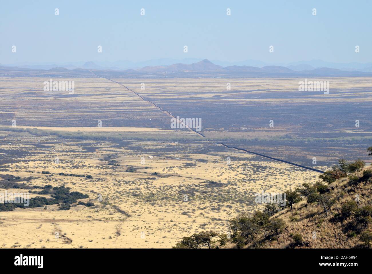 Mémorial National de Coronado, Hereford, Arizona, USA. La vue vers l'est montre le mur à la frontière avec l'État de Sonora, au Mexique, et de la rivière San Pedro.. Banque D'Images