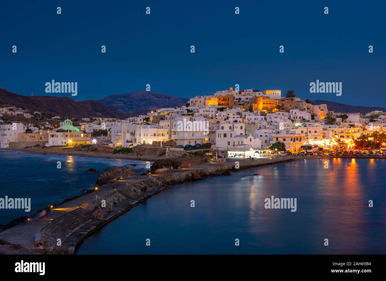 De l'île de Naxos Chora vu depuis le célèbre monument la Portara avec l'allée de pierre naturelle vers le village, Cyclades, en Grèce. Banque D'Images