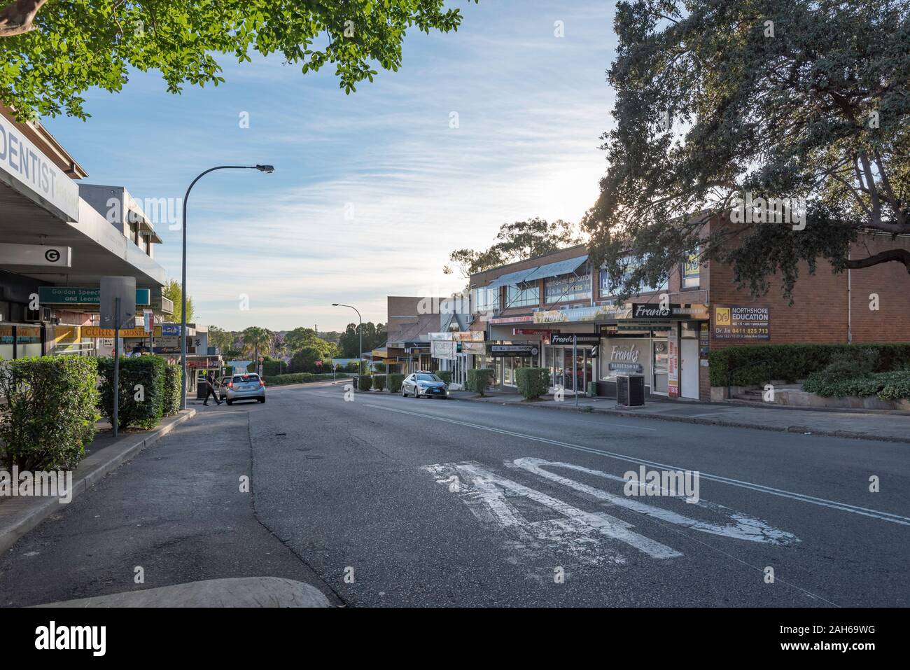 Nov 2019 : St Johns Avenue, vers la gare de Gordon à Sydney. La rue est due à être mis à niveau en 2020 dans le cadre d'un plan de gouvernement local Banque D'Images