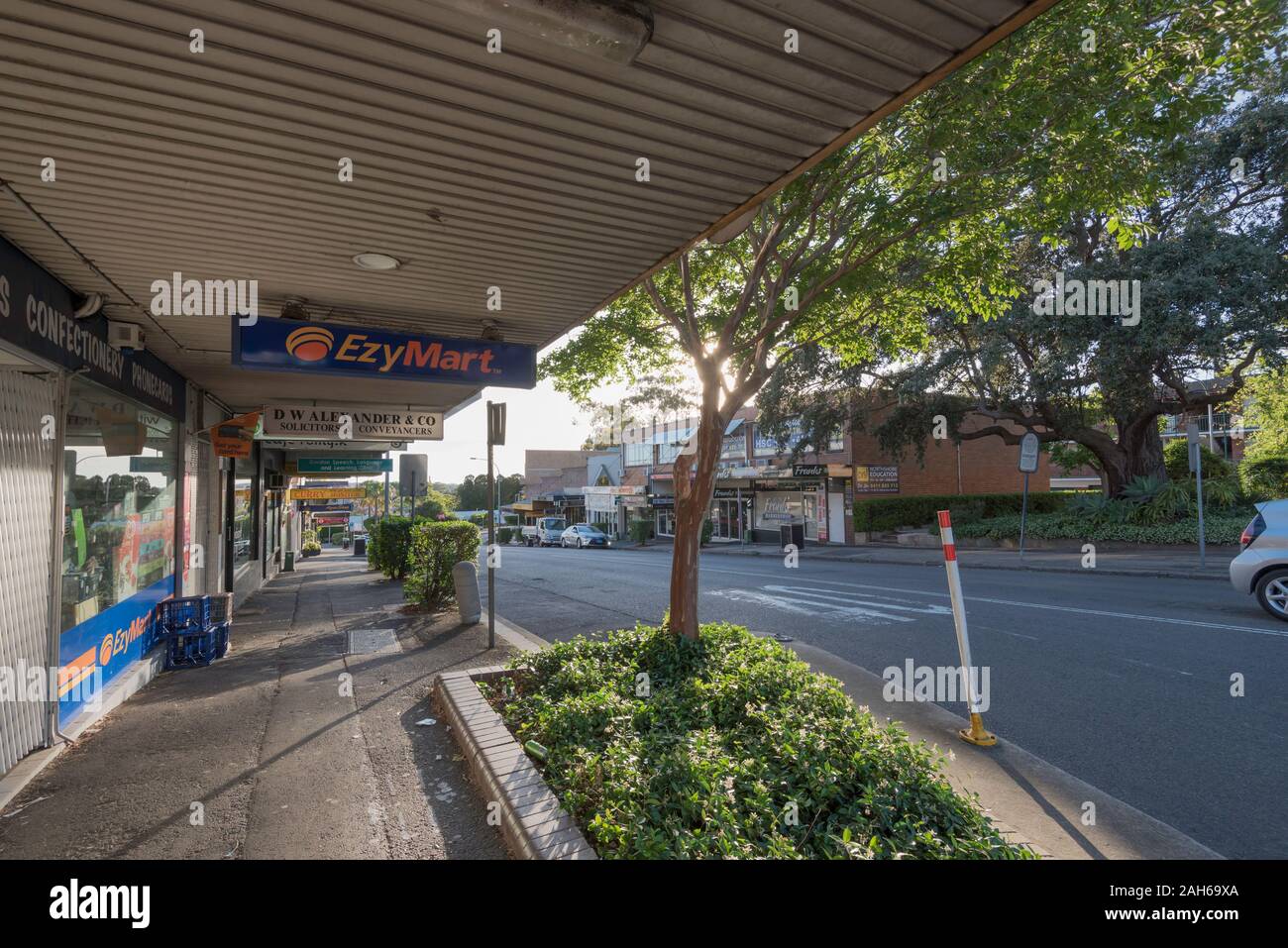 Nov 2019 : St Johns Avenue, vers la gare de Gordon à Sydney. La rue est due à être mis à niveau en 2020 dans le cadre d'un plan de gouvernement local Banque D'Images