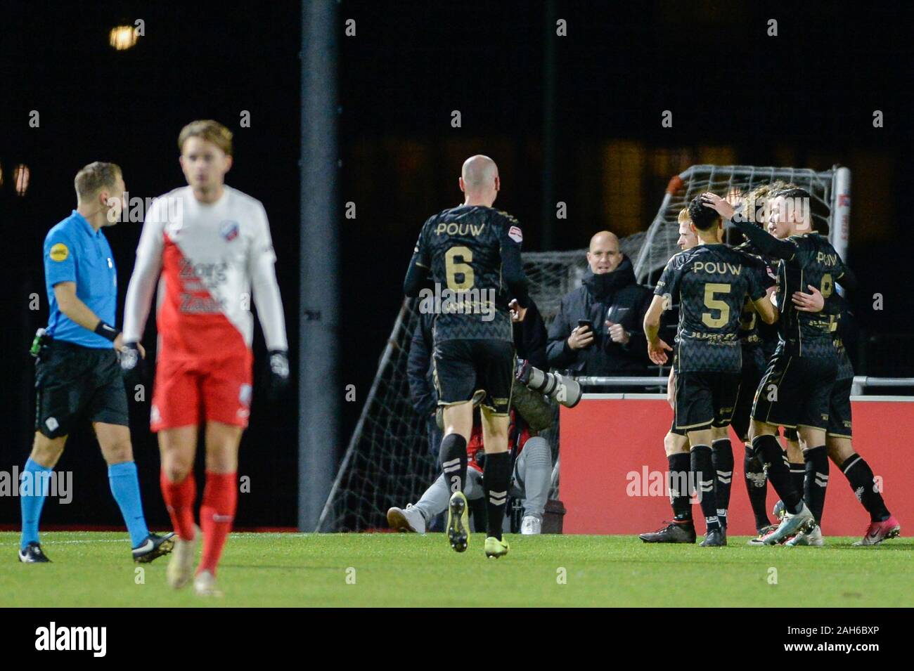 20-12-2019 : : * Jong FC Utrecht v Go Ahead Eagles : Utrecht en Felicitaties knuffels na de 0-1 Banque D'Images