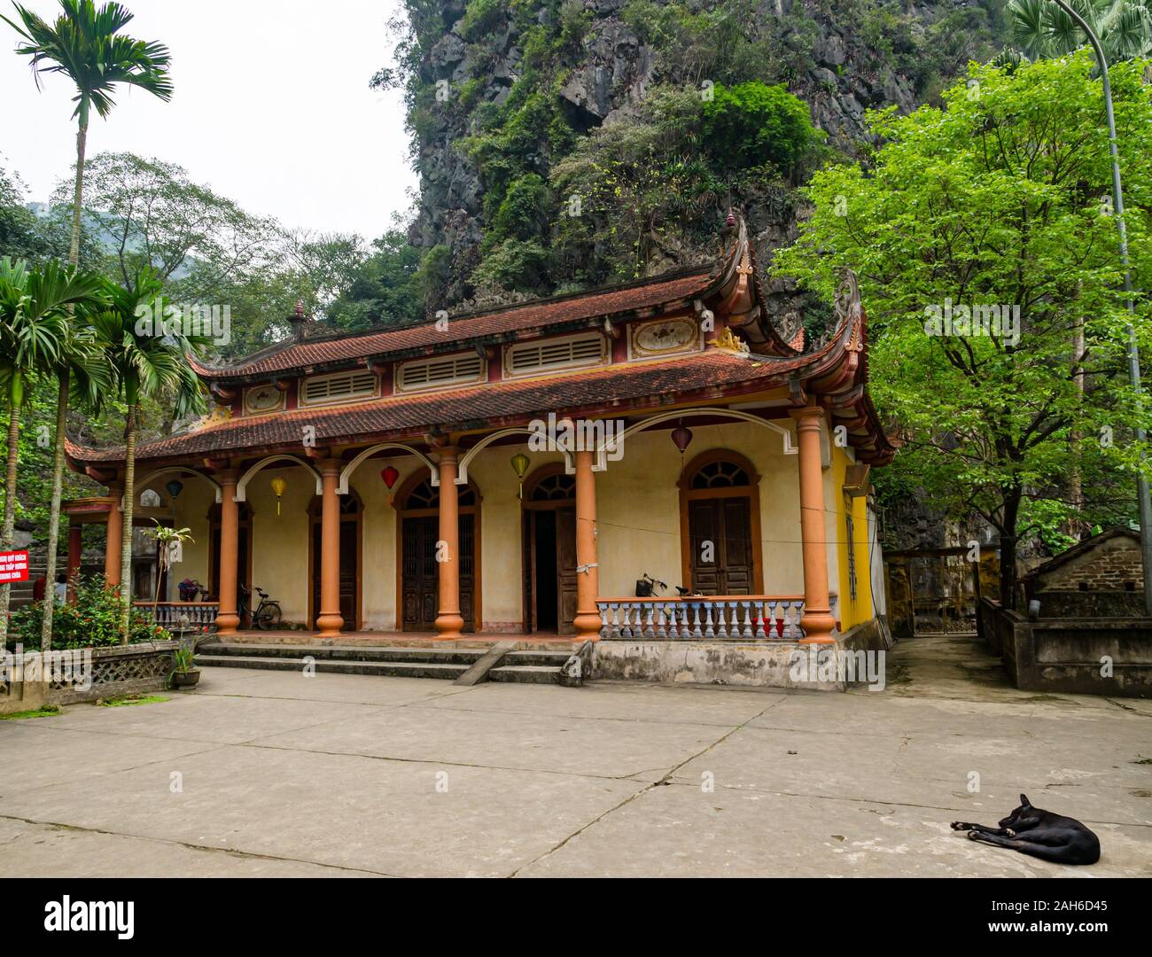 Temple Bouddhiste du Vietnam, Pagode Bich Dong, Tam Coc, Ninh Binh, Vietnam, Asie Banque D'Images