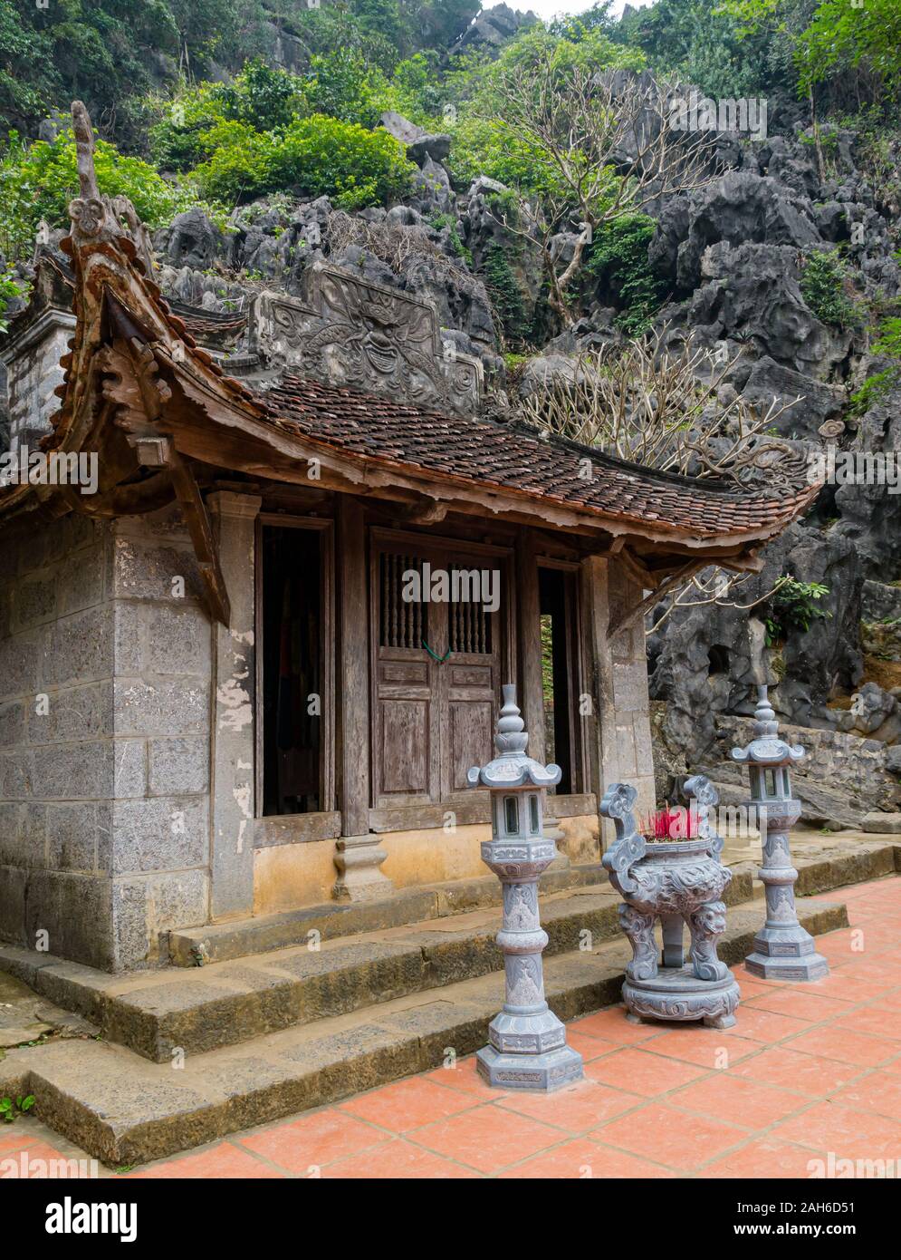 Culte au temple Bouddhiste du Vietnam, Pagode Bich Dong, Tam Coc, Ninh Binh, Vietnam, Asie Banque D'Images