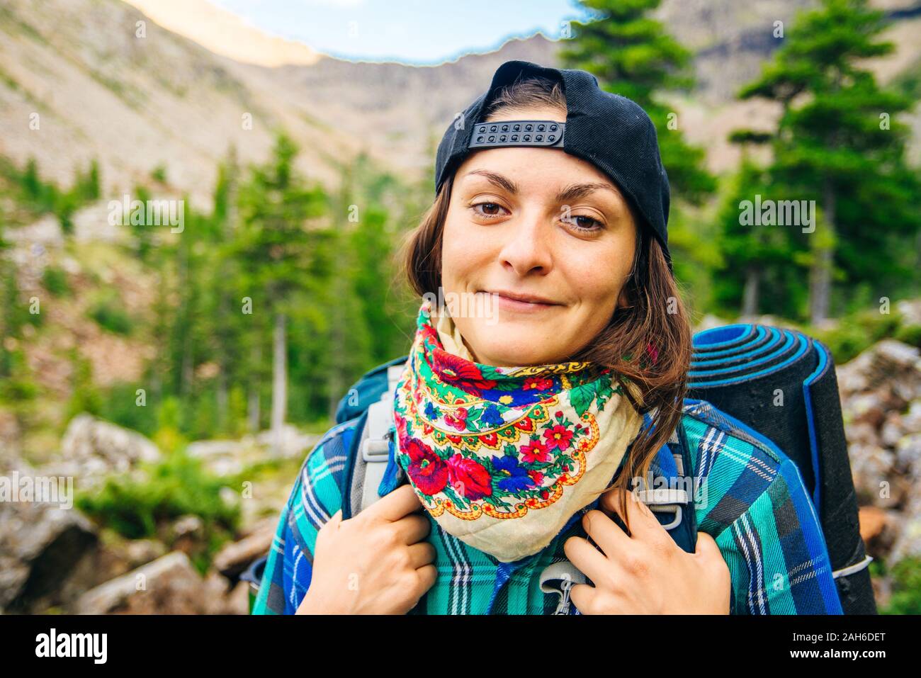 Girl portrait voyageur avec un sac à dos forest Banque D'Images