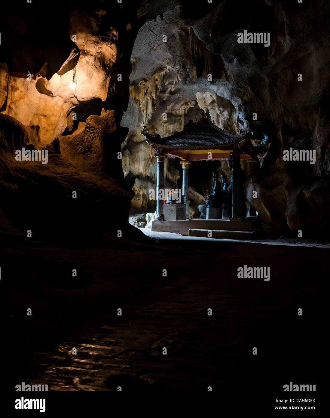 Lieu de culte à l'intérieur de grotte, temple bouddhiste vietnamienne, la Pagode Bich Dong, Tam Coc, Ninh Binh, Vietnam, Asie Banque D'Images