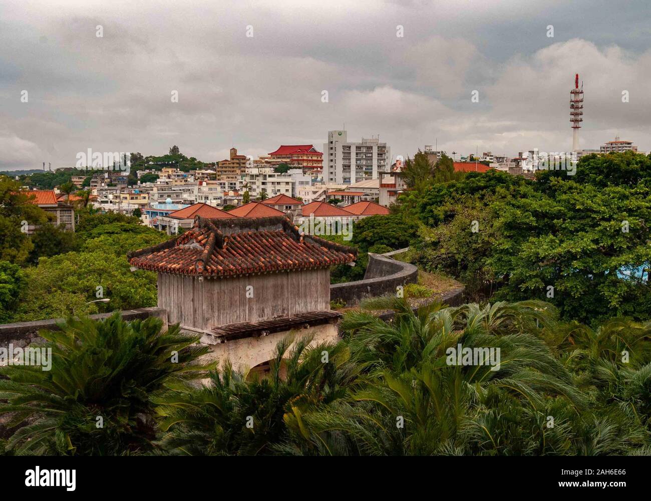 Naha, Okinawa, Îles Ryukyu. 1er novembre 2006. La ville de Naha vu sur les murs de la ville historique de Château Shuri. Capitale de la préfecture d'Okinawa, le groupe d'îles au sud de Naha, Japon continentale est le centre politique et économique de l'Okinawa, dominé par le tourisme, la vente au détail et des services. Credit : Arnold Drapkin/ZUMA/Alamy Fil Live News Banque D'Images