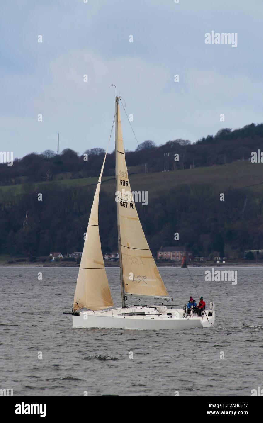 Maintenant ou jamais 3, une société de MAT 1010 yacht, passant Wemyss Wemyss Bay (point) dans le Firth of Clyde. Banque D'Images