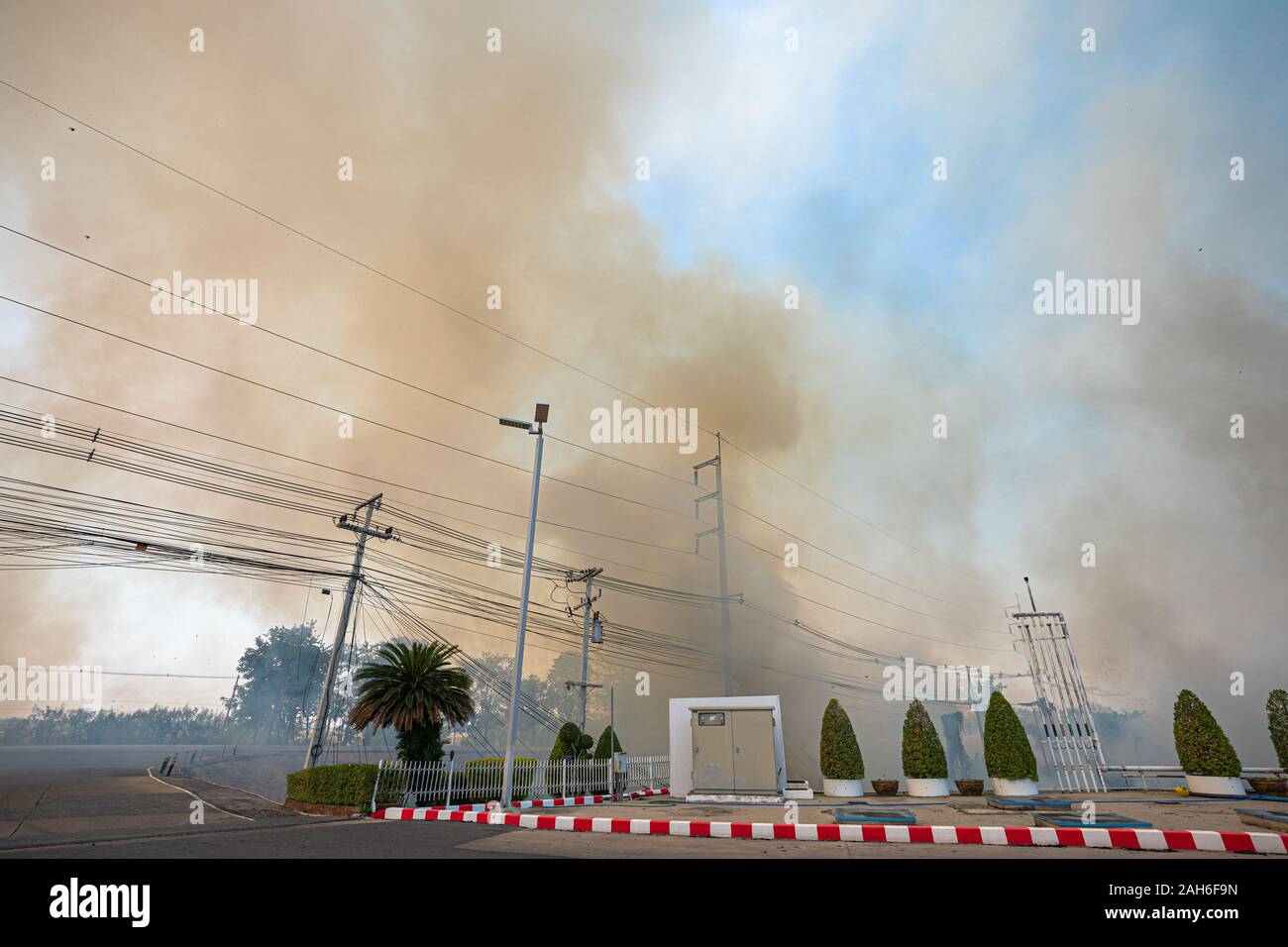 Les agriculteurs brûler le feu pour se débarrasser des mauvaises herbes — free download