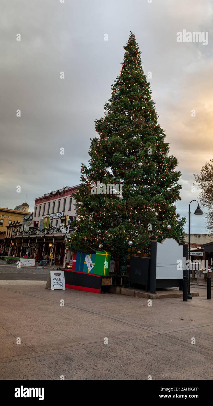 Sacramento, CA, Dec 12, 2019. Old Sacramento arbre de Noël décoré pour la saison et le théâtre des Lumières, qui se produit chaque année au cours de t Banque D'Images