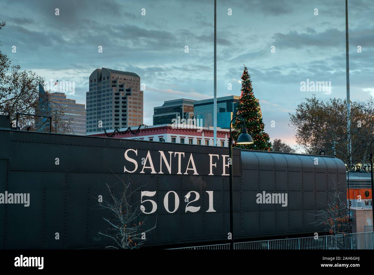 Sacramento, CA, Dec 12, 2019. Voir l'horizon de Sacramento dans le coucher du soleil avec la Baldwin Locomotive Works, 2925, Santa Fe et la maison de vacances dans l'arborescence Banque D'Images