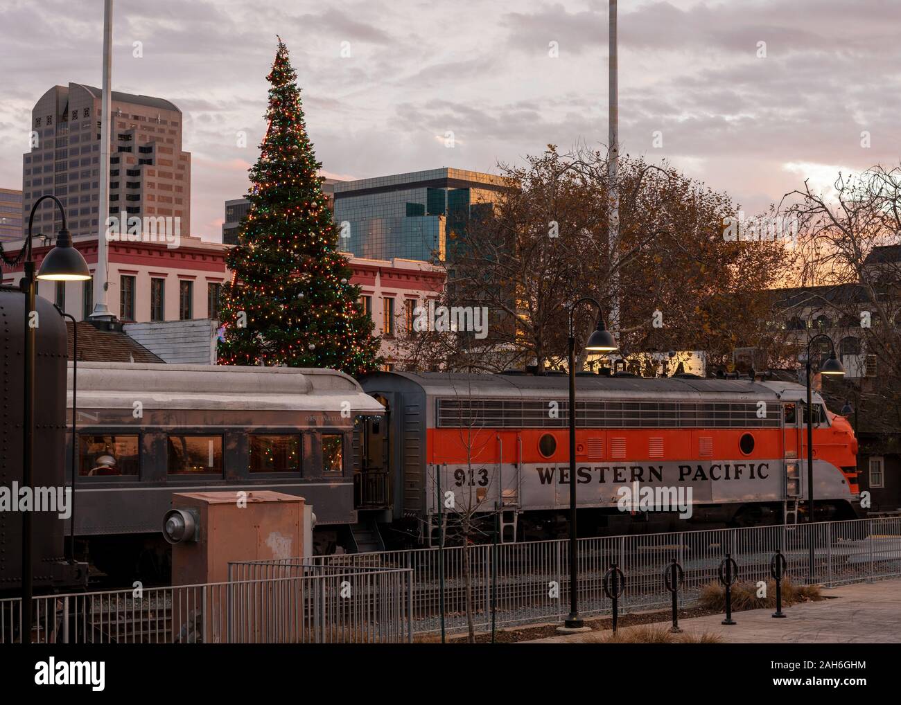 Sacramento, CA, Dec 12, 2019. Musée du chemin de fer du Pacifique Sud de l'ancienne locomotive à vapeur, Old Sacramento Sacramento et l'arbre de Noël dans l'horizon sunse Banque D'Images
