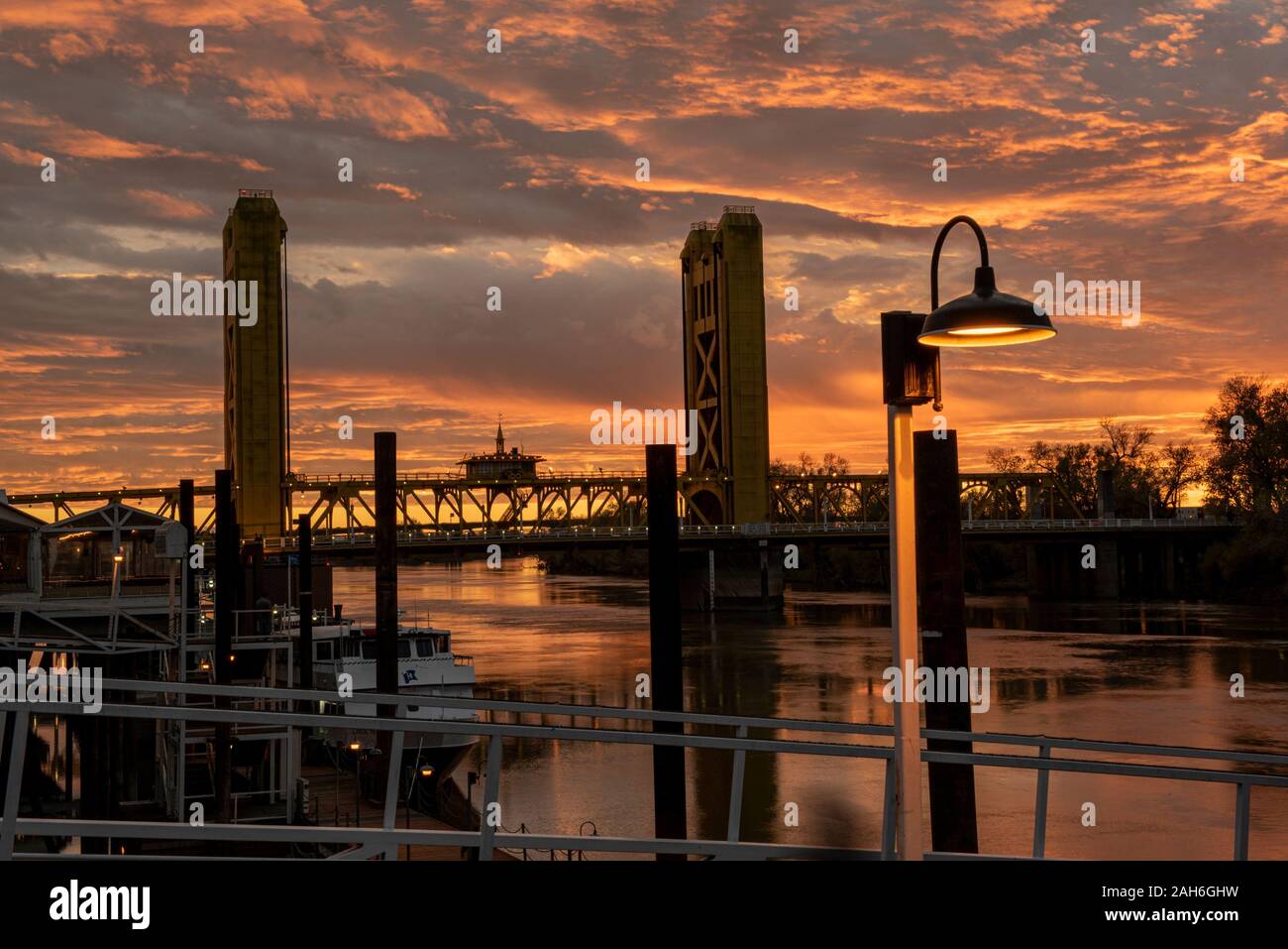 Sacramento, CA, Dec 12, 2019. Le Tower Bridge dans le crépuscule, coucher de soleil avec des couleurs et un ciel fou Banque D'Images