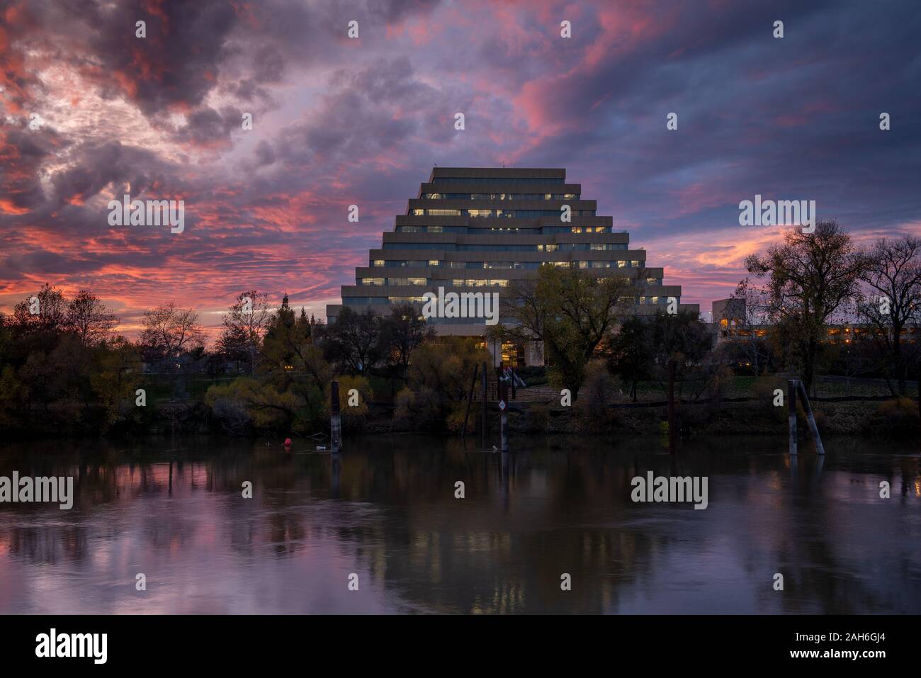 Sacramento, CA, Dec 12, 2019. La ziggourat de capacités au Riverfront Park à West Sacramento, resultat, U.S.A., au coucher du soleil, vue de l'ancien Sacra Banque D'Images