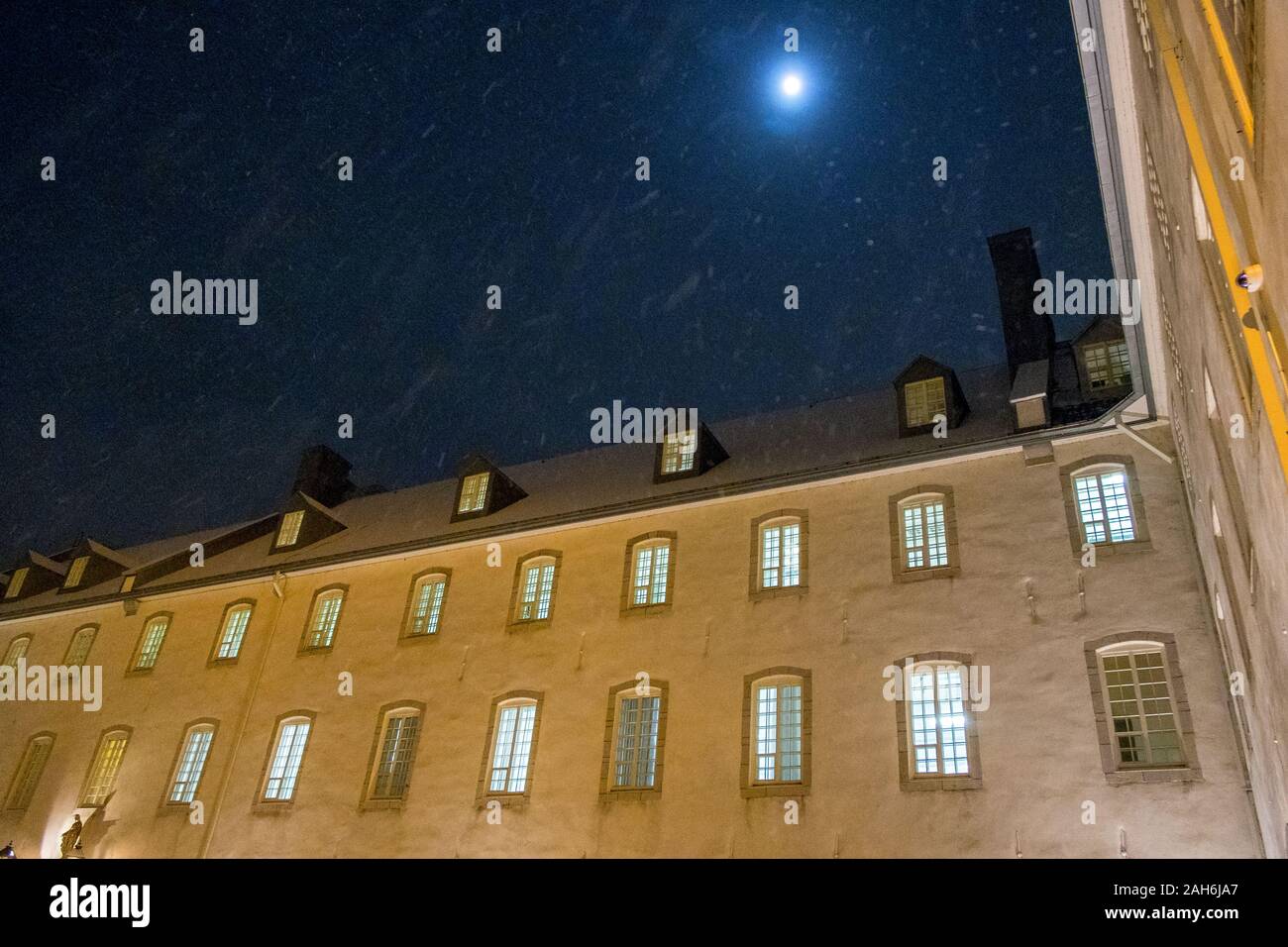 Clair de lune sur un édifice du séminaire historique, vieille ville de Québec, Canada Banque D'Images