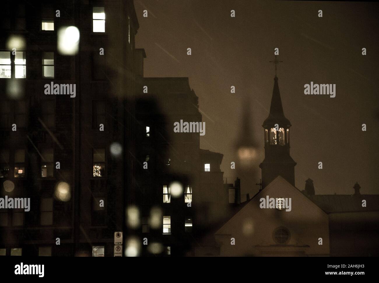 Spire du Monastère des Augustines, vieille ville de Québec, Canada, dans la nuit Banque D'Images