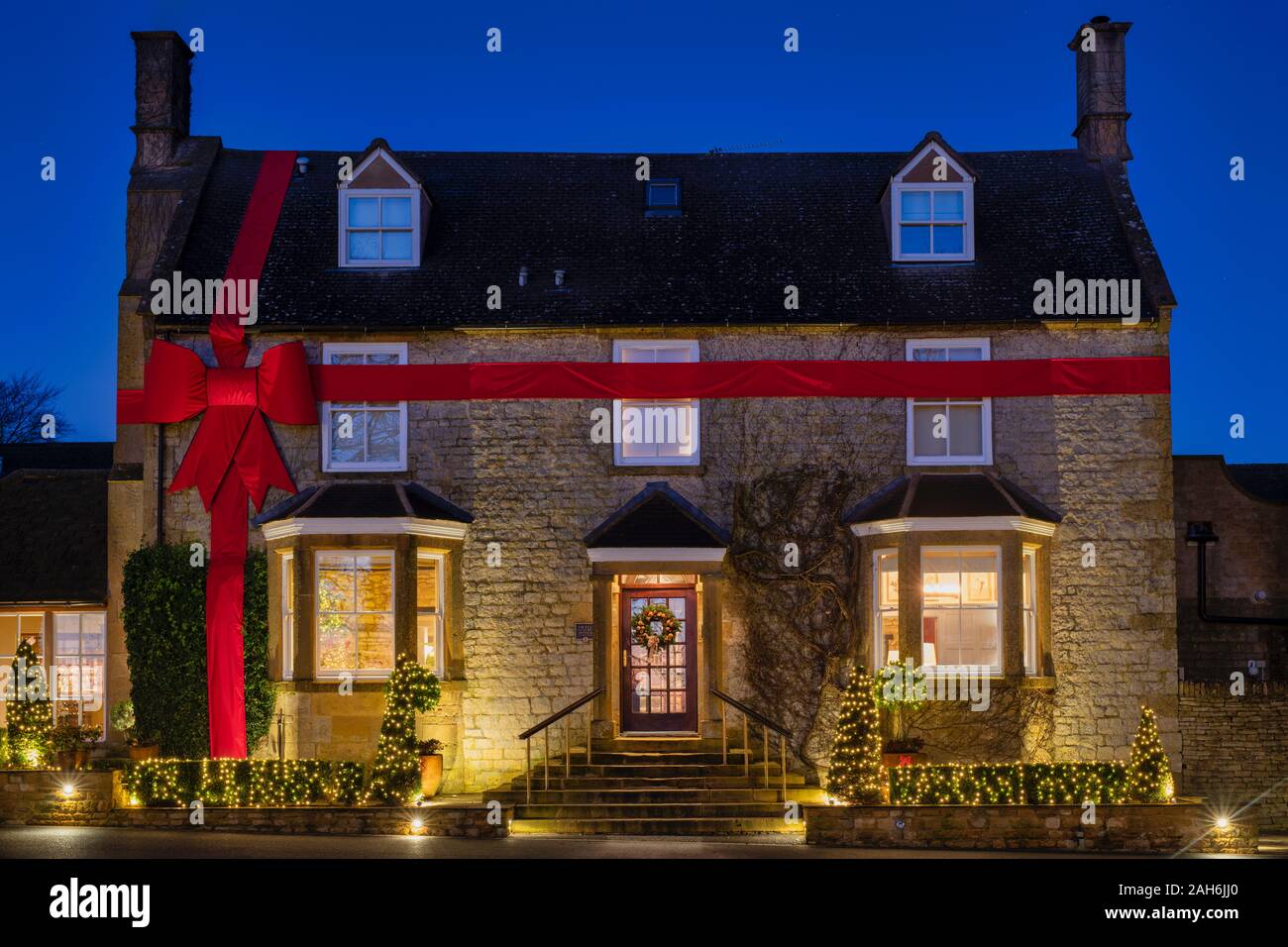 Dormy House Hotel & Spa ruban rouge et début des feux de jour de Noël matin avant le lever du soleil. Willersey Hill, Broadway, Cotswolds, Worcestershire, Angleterre. Banque D'Images