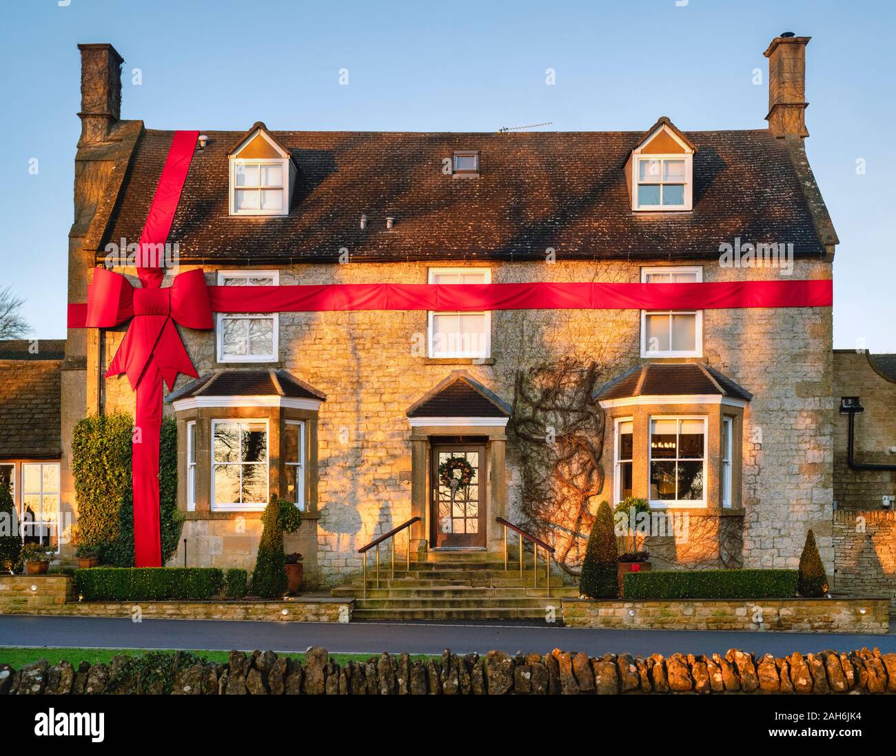 Dormy House Hotel & Spa ruban rouge et début des feux de jour de Noël matin au lever du soleil. Willersey Hill, Broadway, Cotswolds, Worcestershire, Angleterre. Banque D'Images