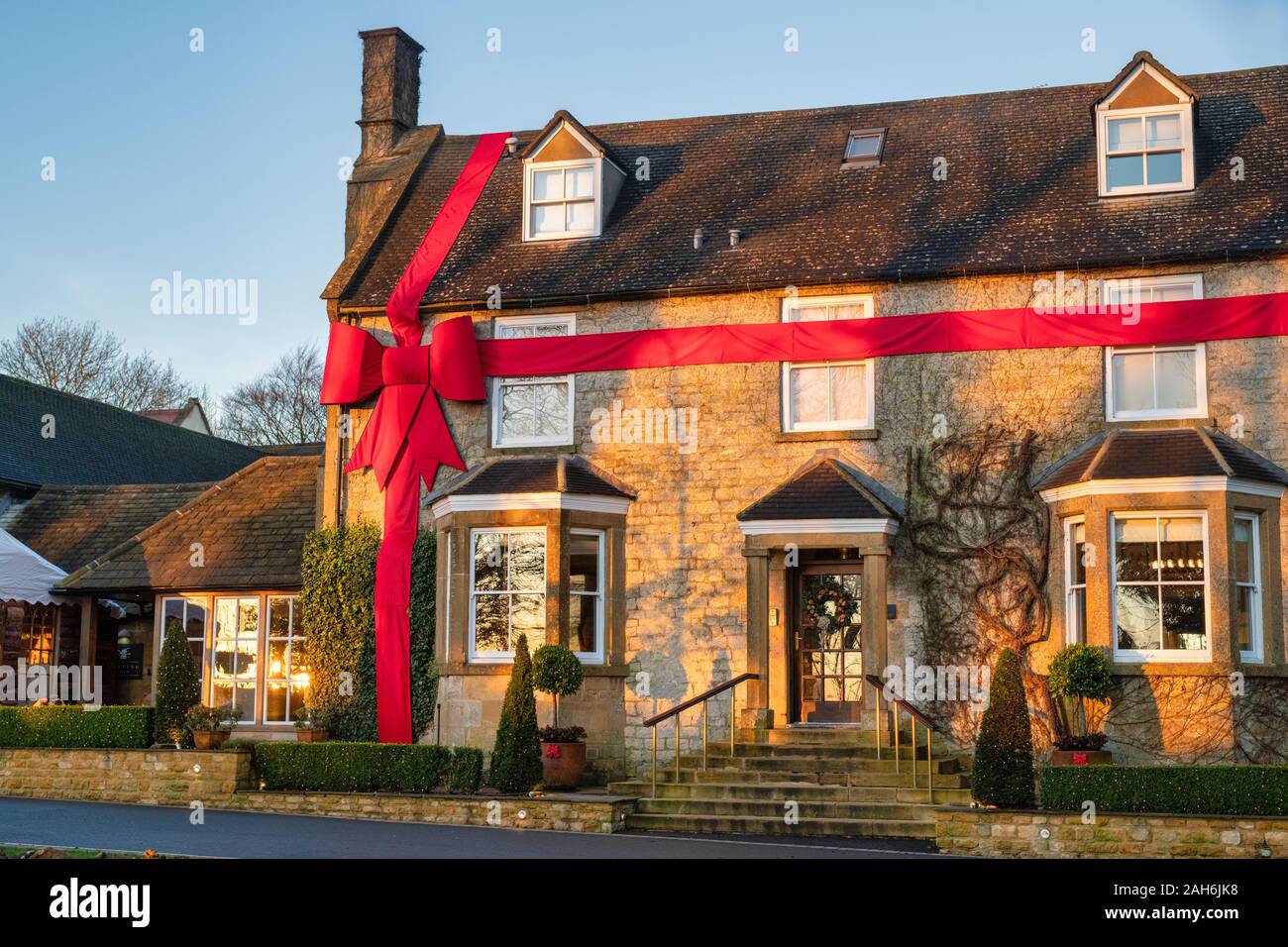Dormy House Hotel & Spa ruban rouge et début des feux de jour de Noël matin au lever du soleil. Willersey Hill, Broadway, Cotswolds, Worcestershire, Angleterre. Banque D'Images