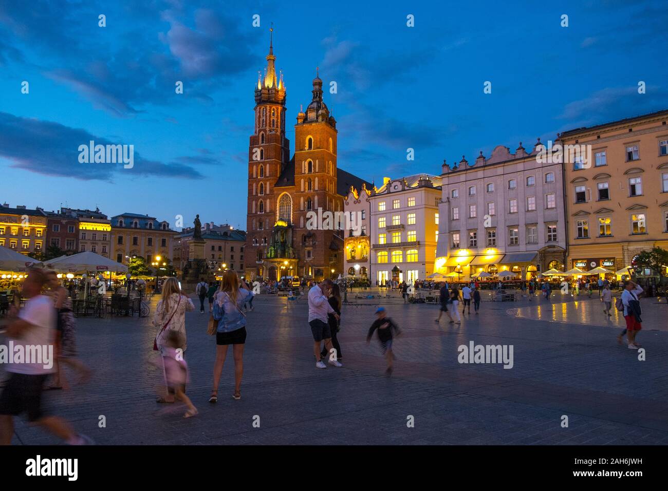 Les touristes sur la place principale, Kraków, Pologne Banque D'Images