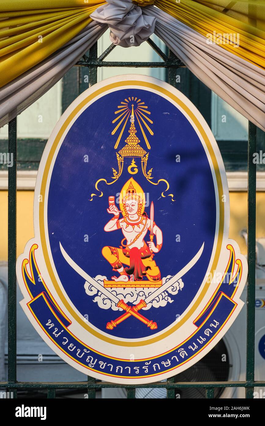 Un manteau d'armes à l'extérieur du musée du roi Rama VI (roi Vajiravudh), un musée d'histoire militaire dans le district de Phra Nakhon, Bangkok, Thaïlande Banque D'Images