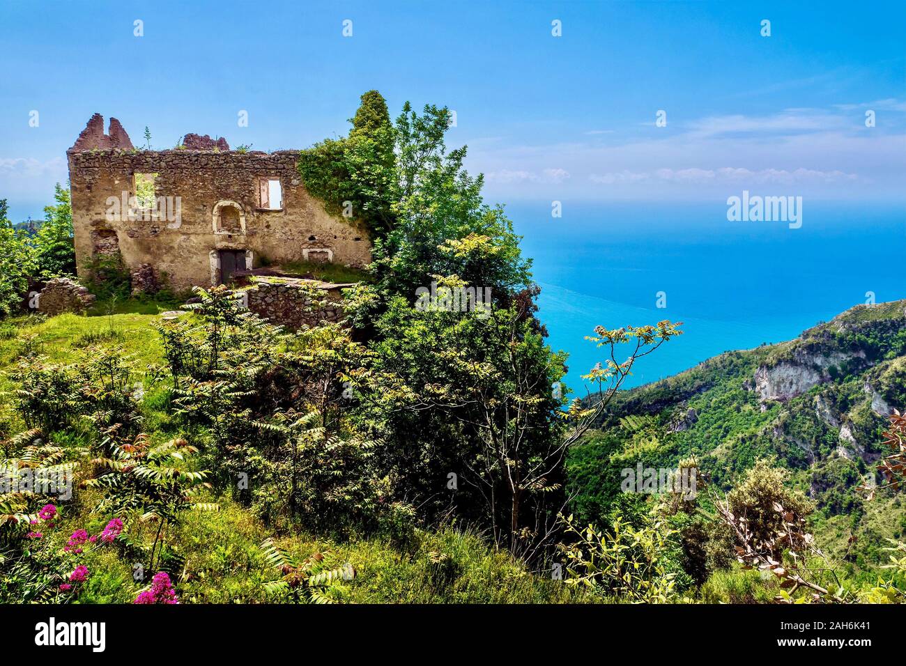 L'évolution de la situation. Une vieille maison traditionnelle avec une vue spectaculaire sur la mer sur la côte amalfitaine est désormais abandonnée et en ruine. Banque D'Images