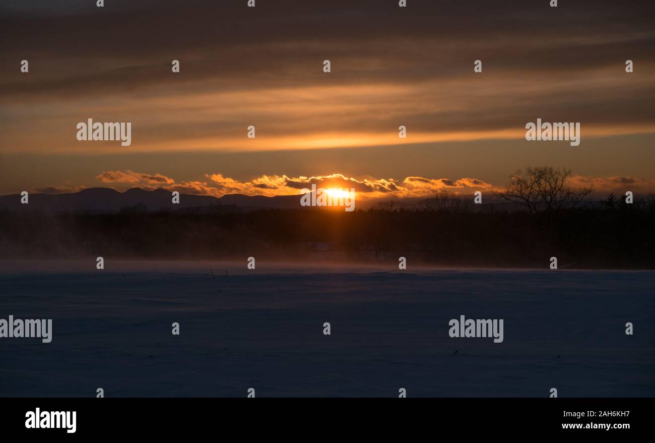 Champ neigeux au coucher du soleil sur une ferme dans les Catskills, dans le nord de New York Banque D'Images