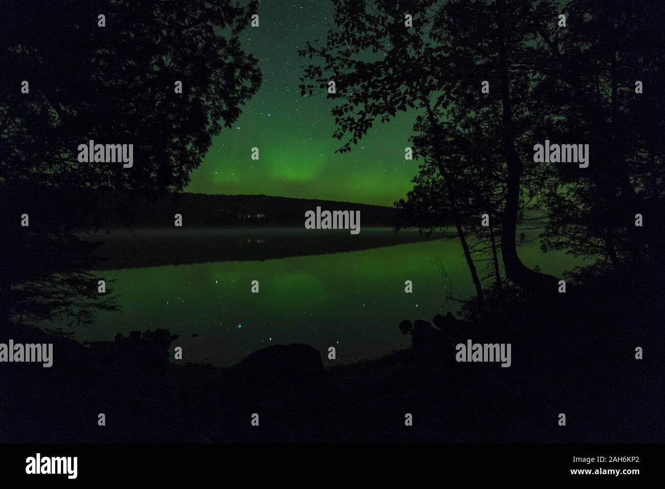 Northern Lights sur une nuit de septembre dans les eaux limitrophes, Minnesota, USA Banque D'Images