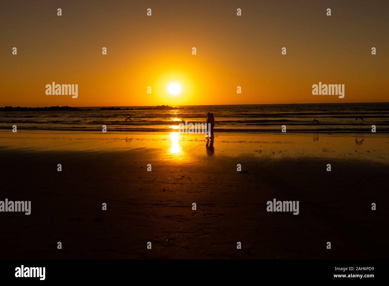 Au coucher du soleil sur la plage d'Agadir Banque D'Images
