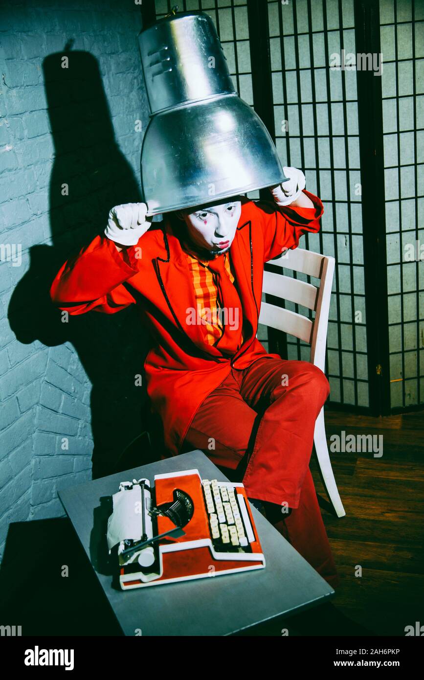 Mime mettre un abat-jour sur la tête, fait de visages et dépeint quelqu Banque D'Images