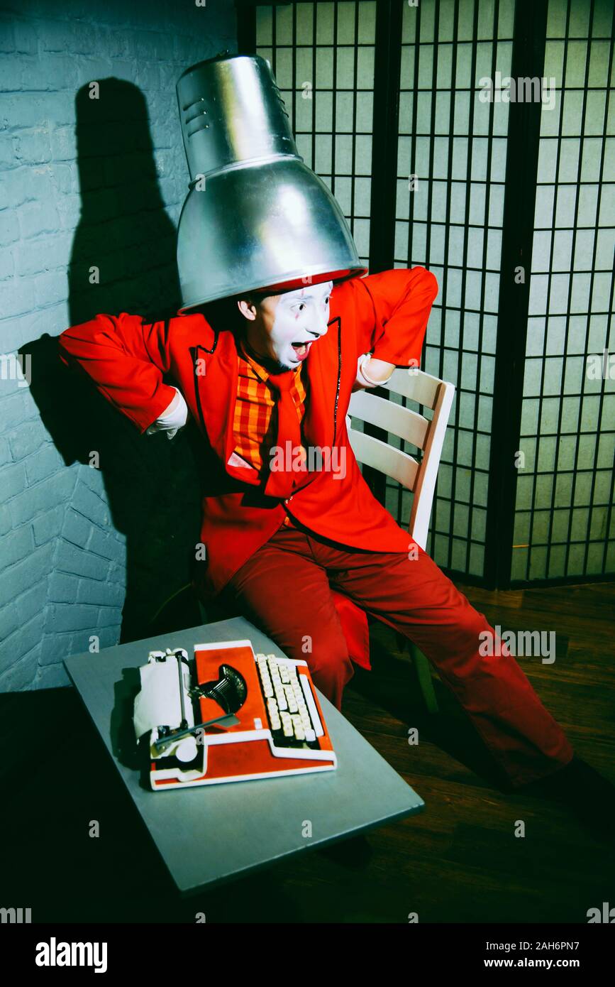 Mime mettre un abat-jour sur la tête, fait de visages et dépeint quelqu Banque D'Images